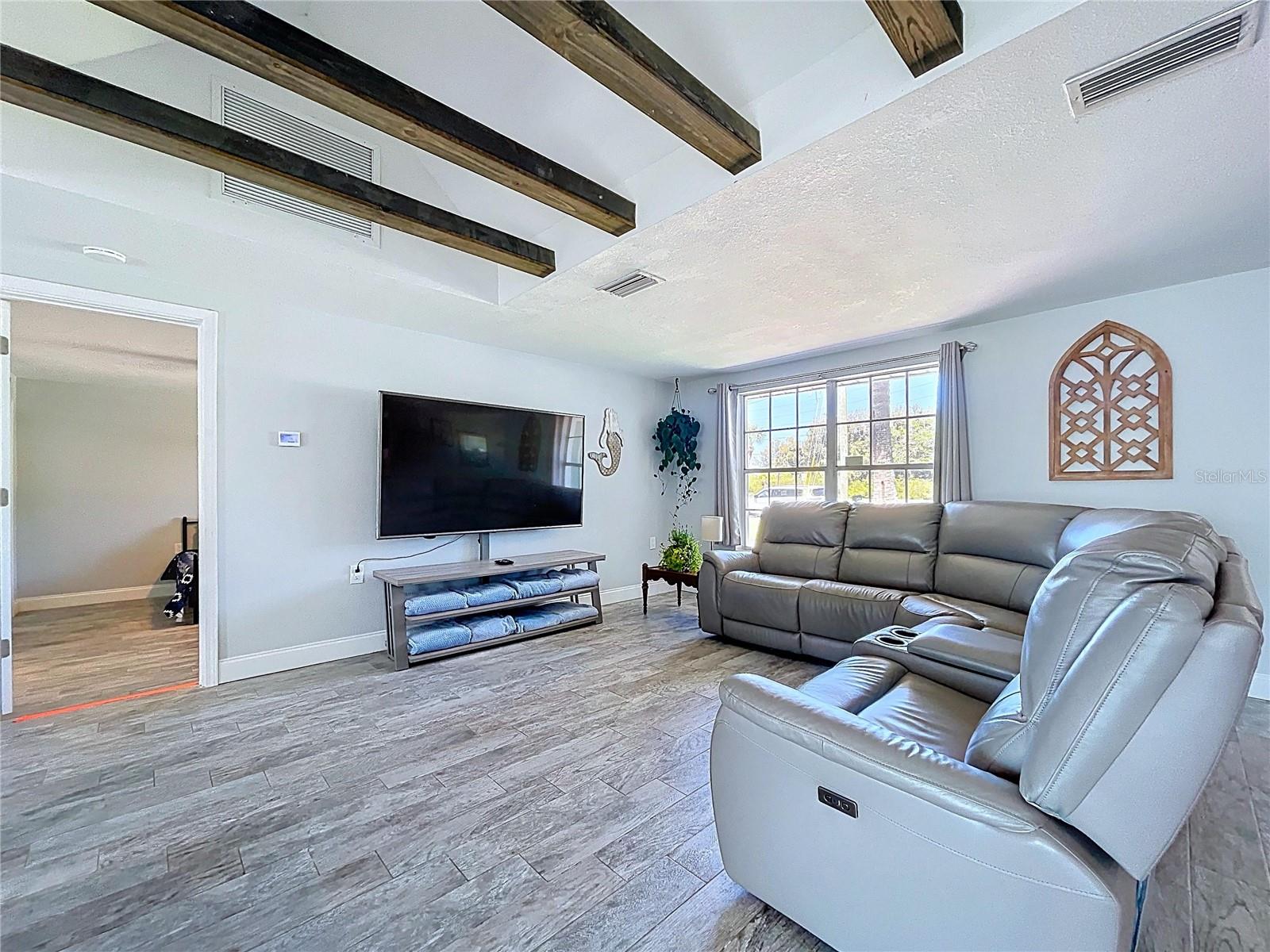 Image 7 of 89 For 4930 Bay Park Drive