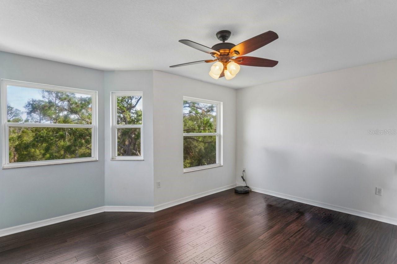 Image 37 of 91 For 7340 Brightwaters Court