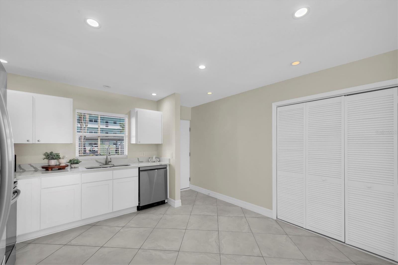 Image 11 of 45 For 8 Glencoe Place 105