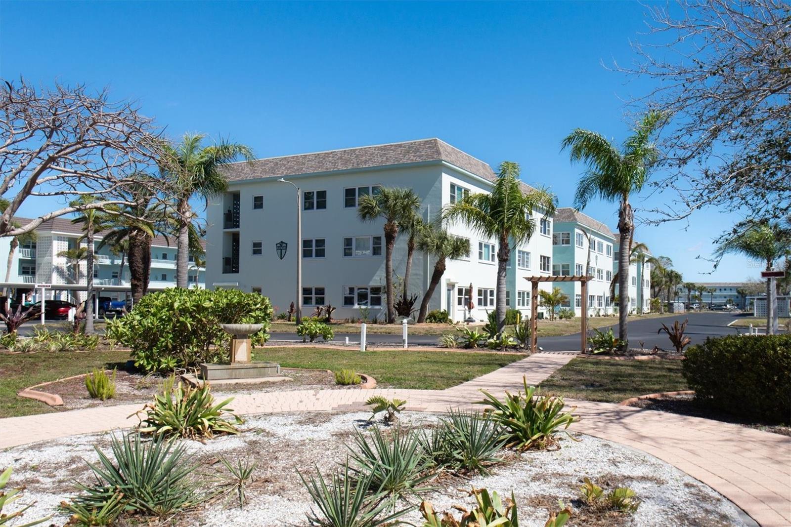 Image 30 of 45 For 8 Glencoe Place 105