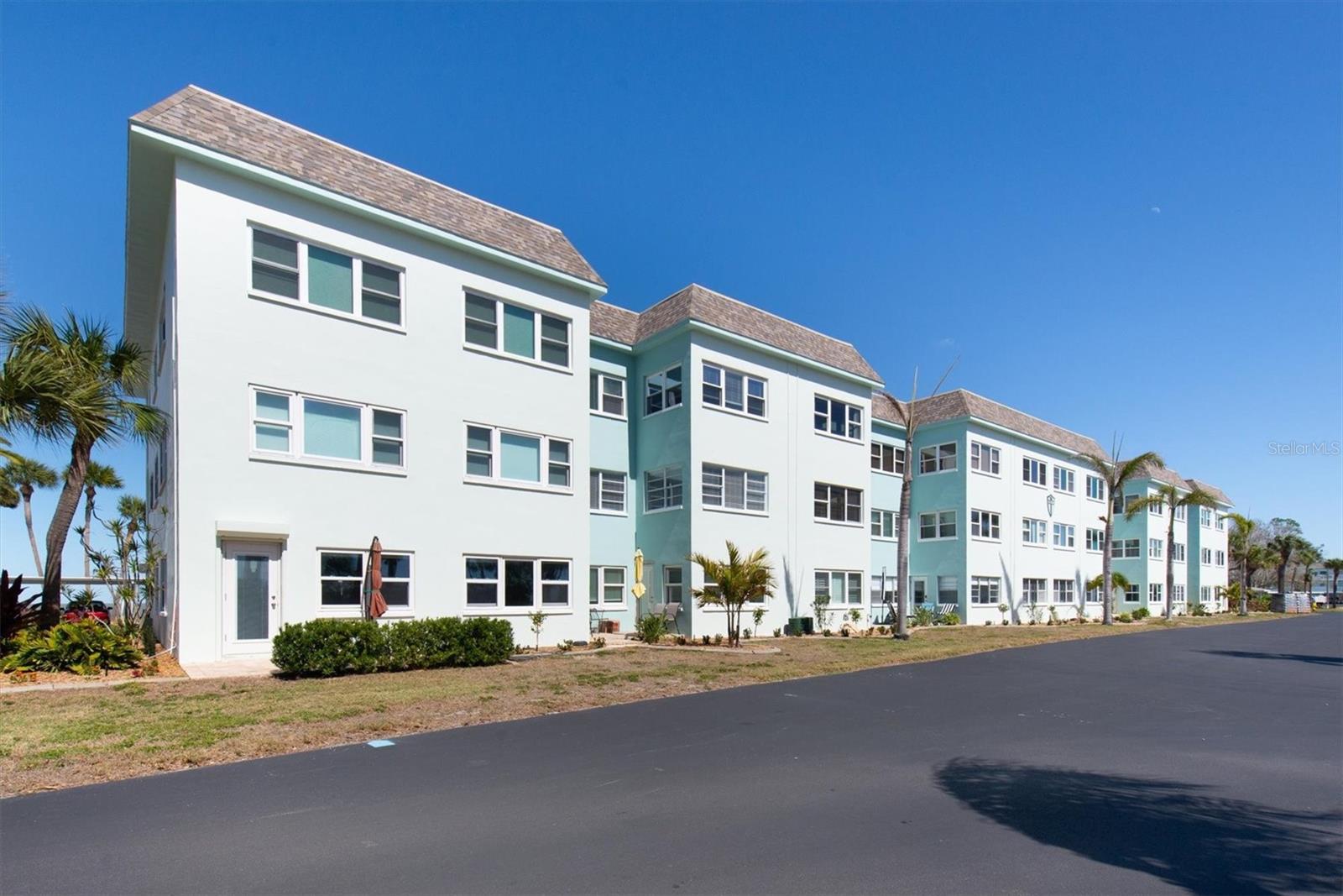 Image 31 of 45 For 8 Glencoe Place 105