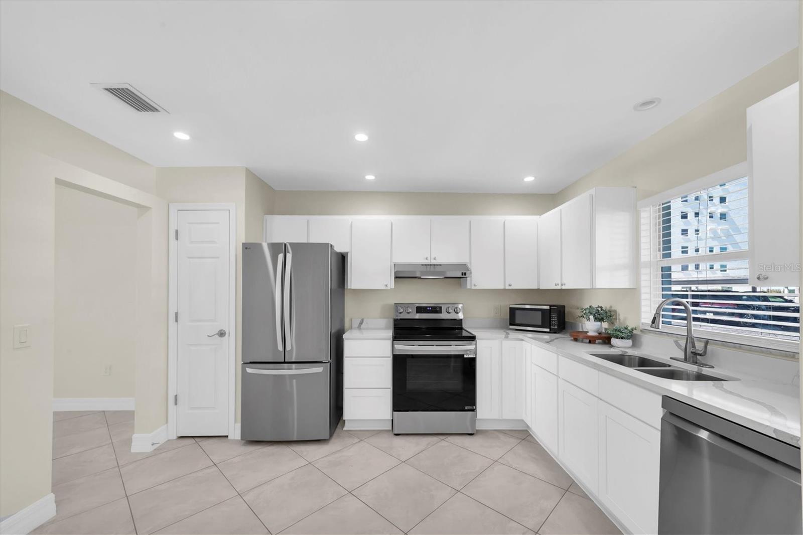 Image 9 of 45 For 8 Glencoe Place 105