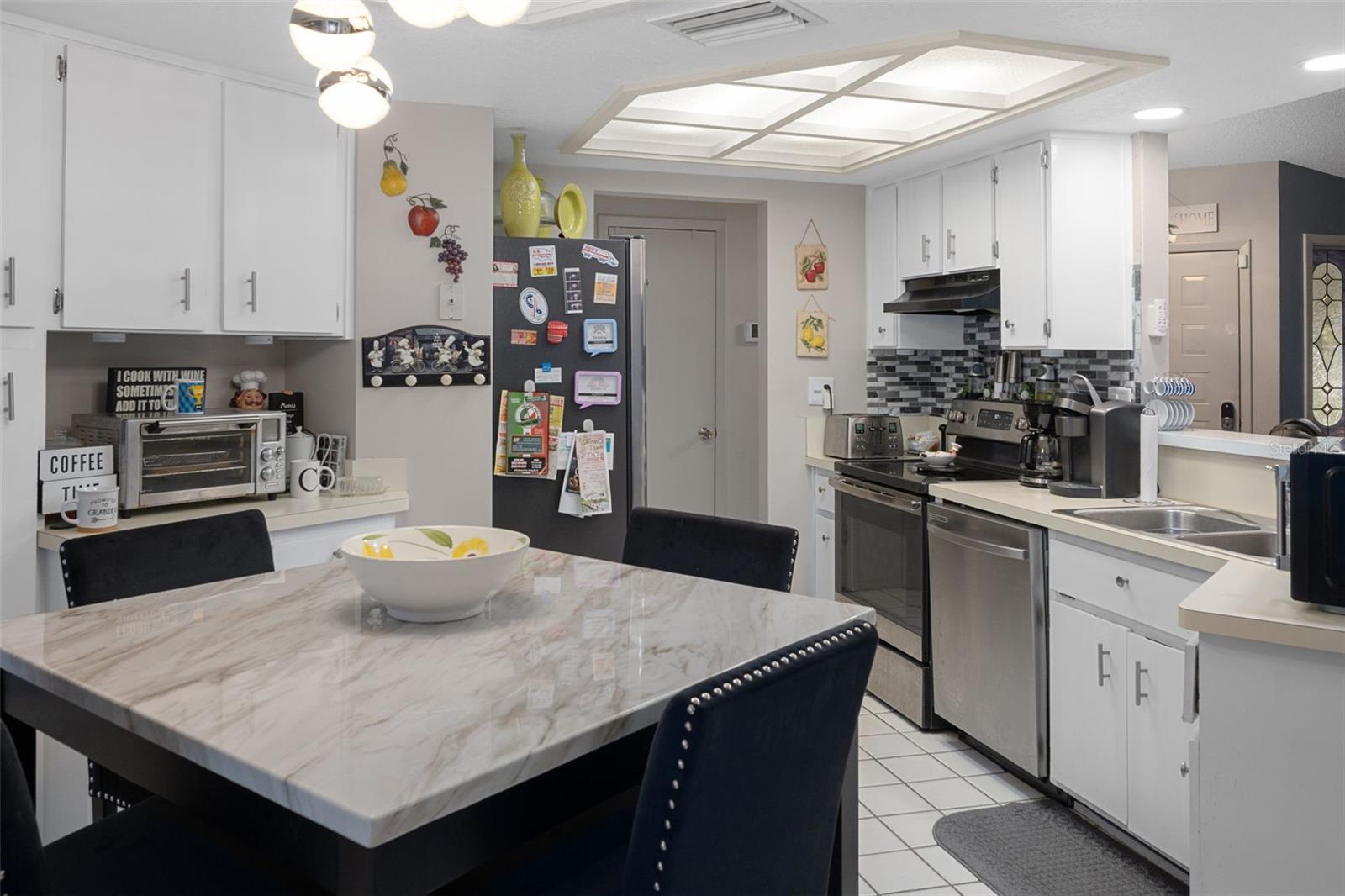 Listing photo id 12 for 4355 Goldcoast Avenue