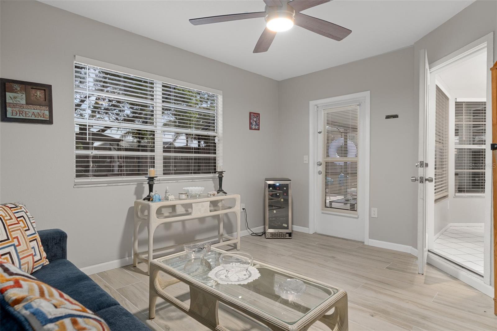 Listing photo id 21 for 4355 Goldcoast Avenue