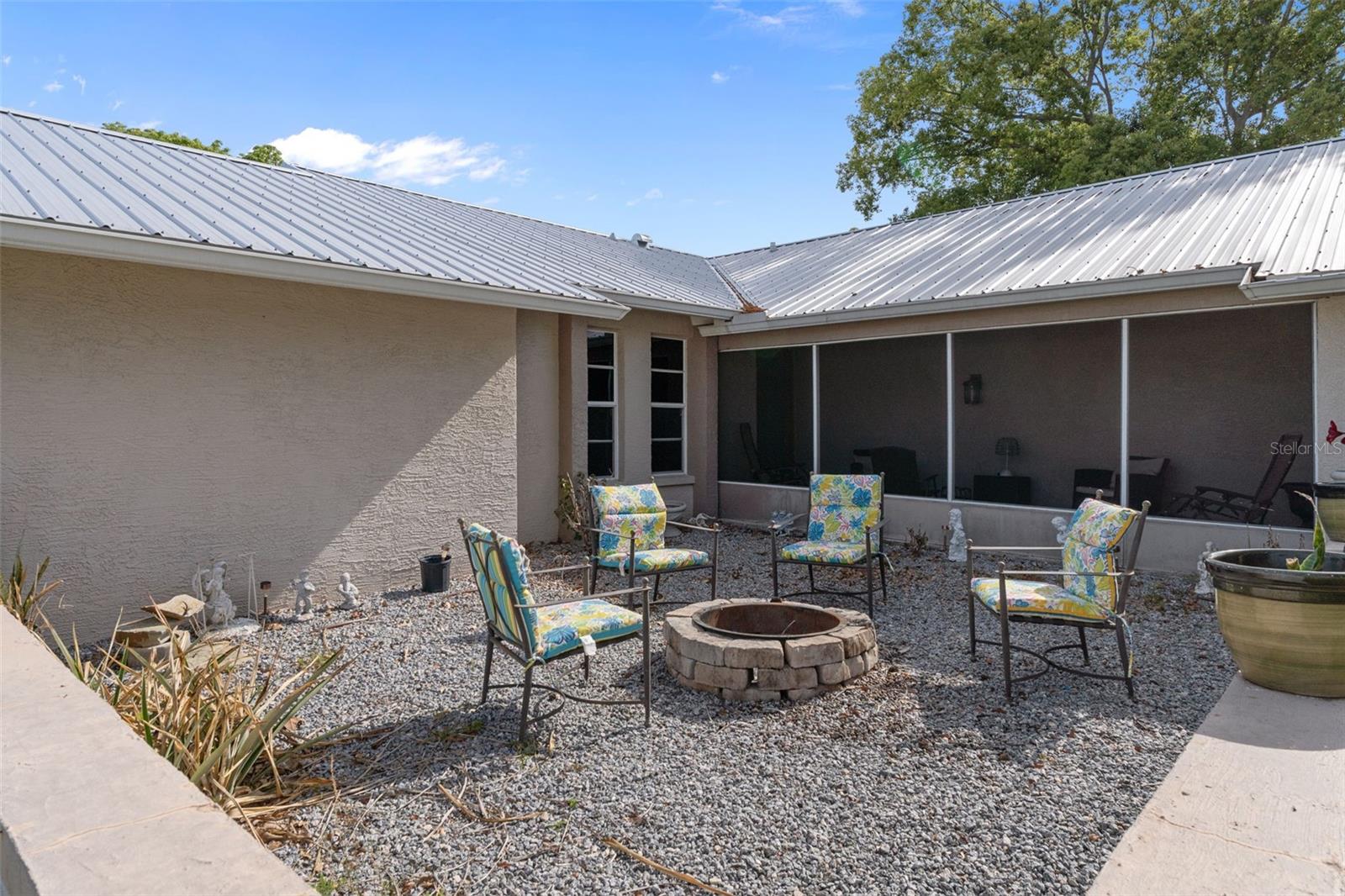 Listing photo id 3 for 4355 Goldcoast Avenue