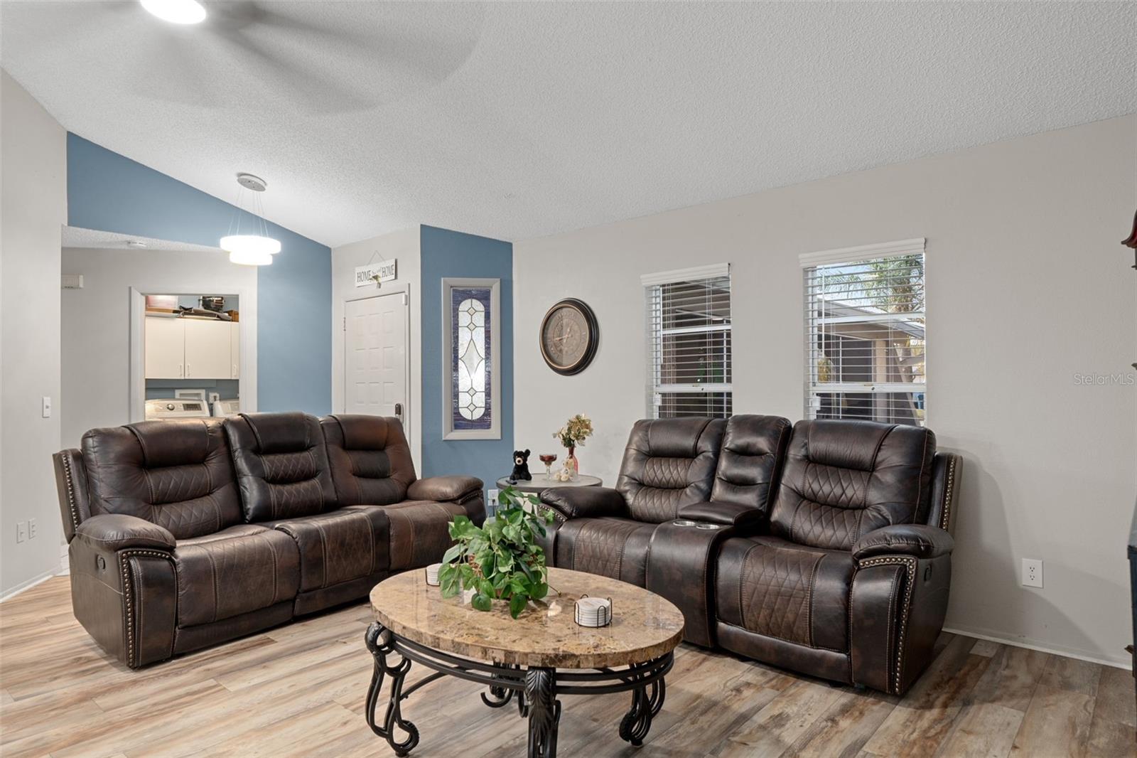 Listing photo id 6 for 4355 Goldcoast Avenue