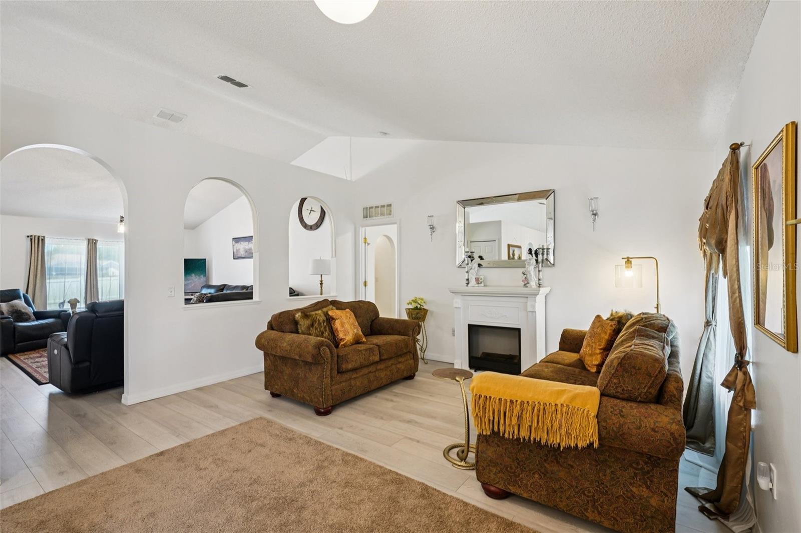 Image 4 of 63 For 10423 Bradford Street