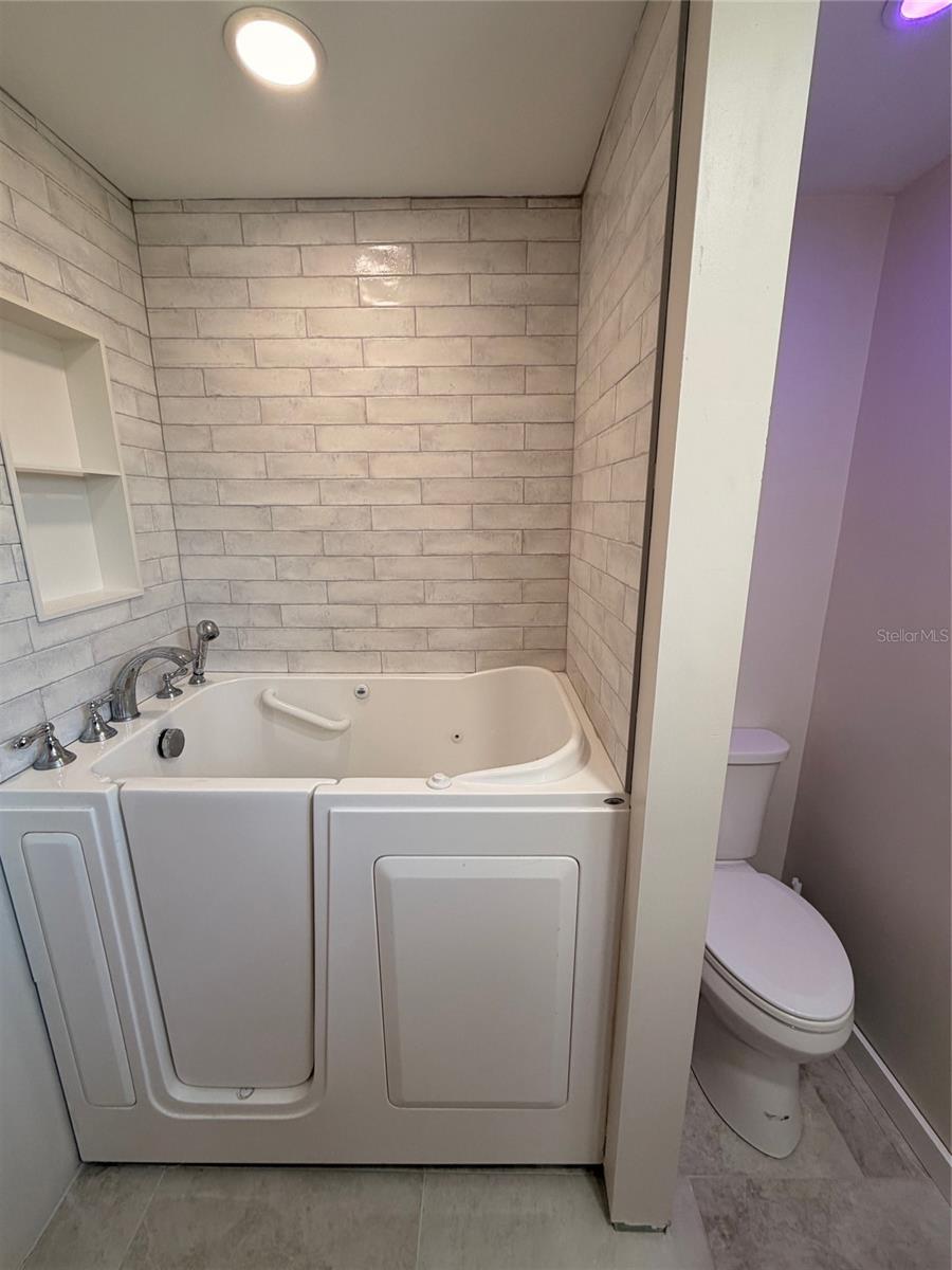 Image 18 of 33 For 519 Norfolk Street