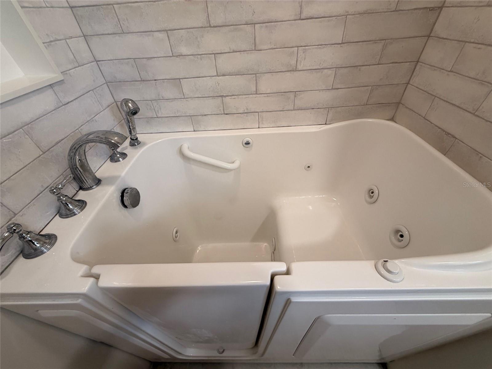 Image 20 of 33 For 519 Norfolk Street