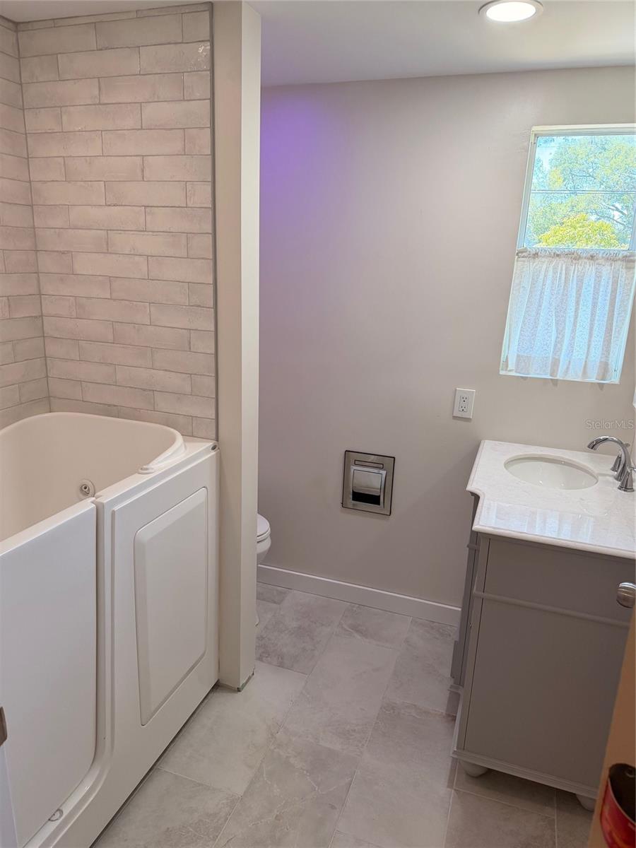 Image 17 of 28 For 519 Norfolk Street