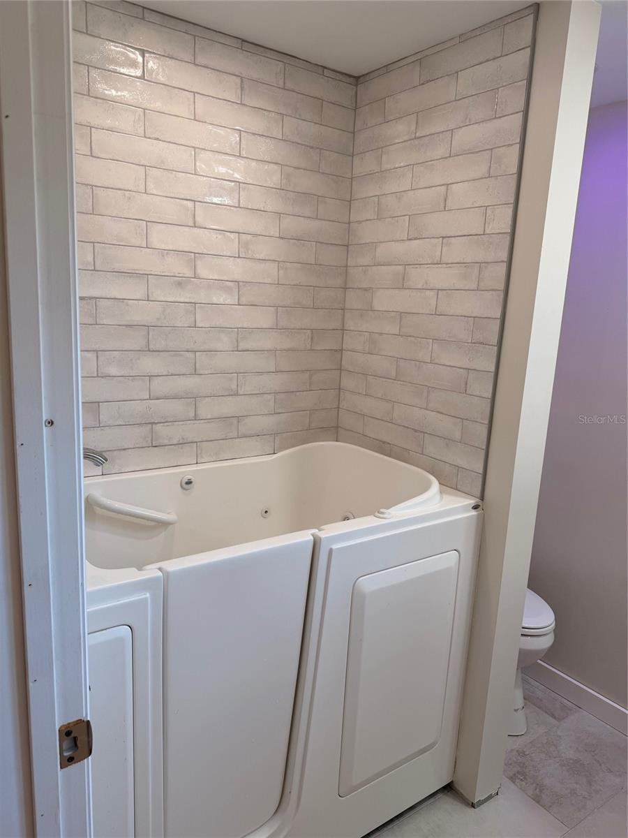 Image 18 of 28 For 519 Norfolk Street