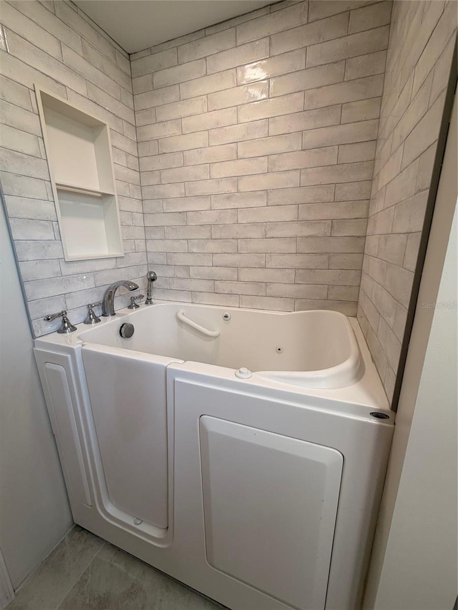 Image 19 of 28 For 519 Norfolk Street