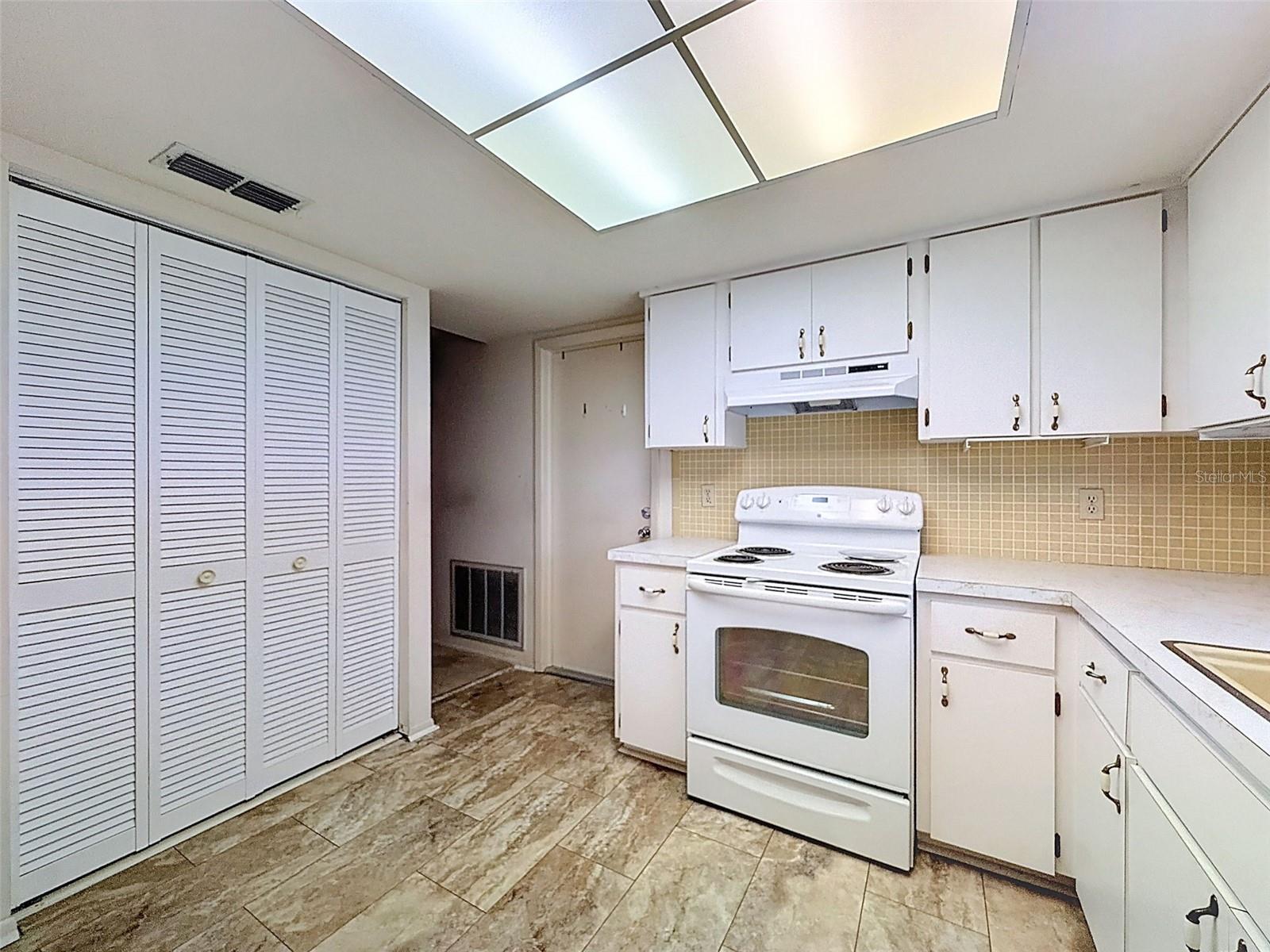 Image 11 of 35 For 9811 Woodstock Lane