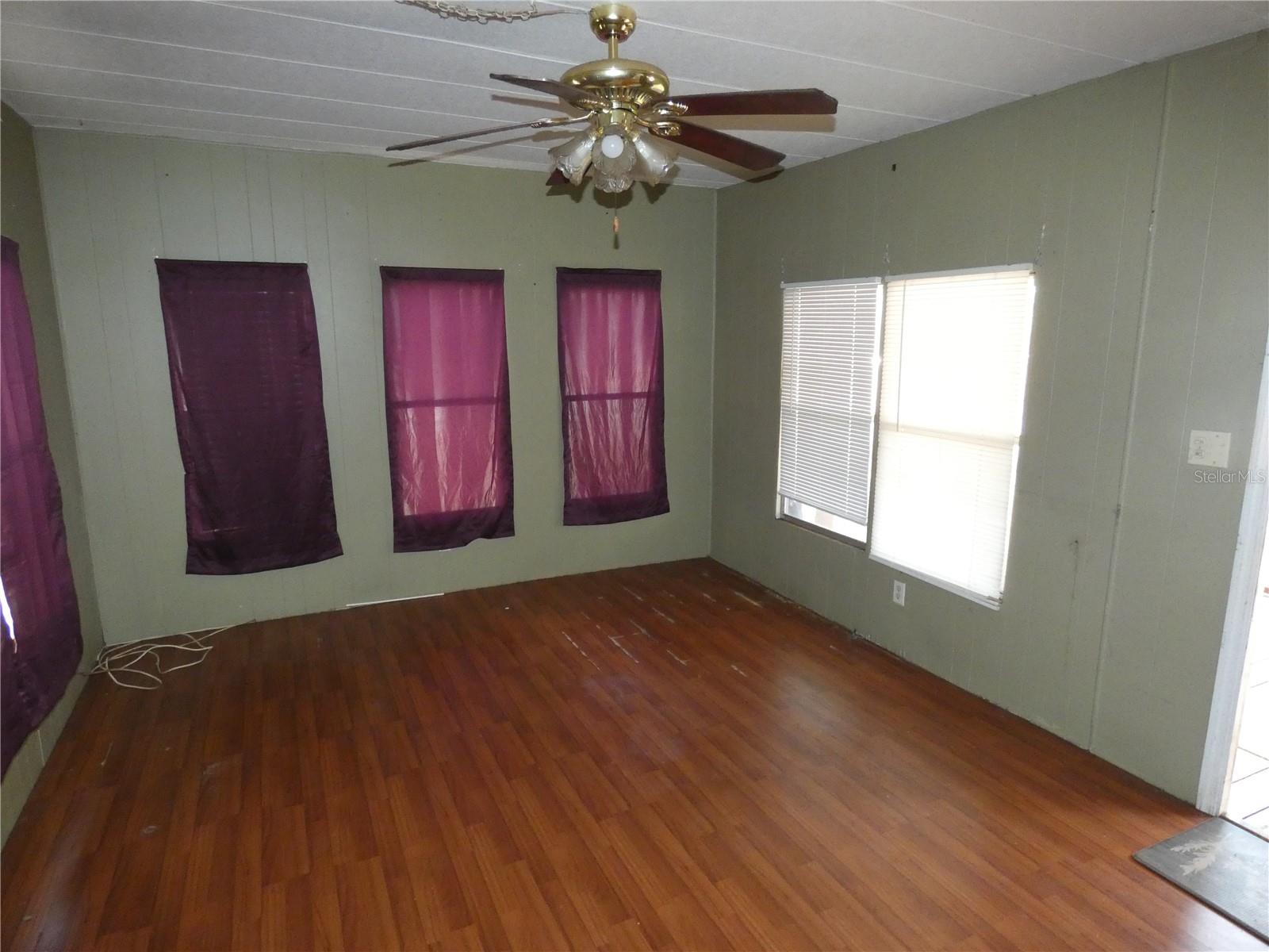 Listing photo id 8 for 9405 Loras Street