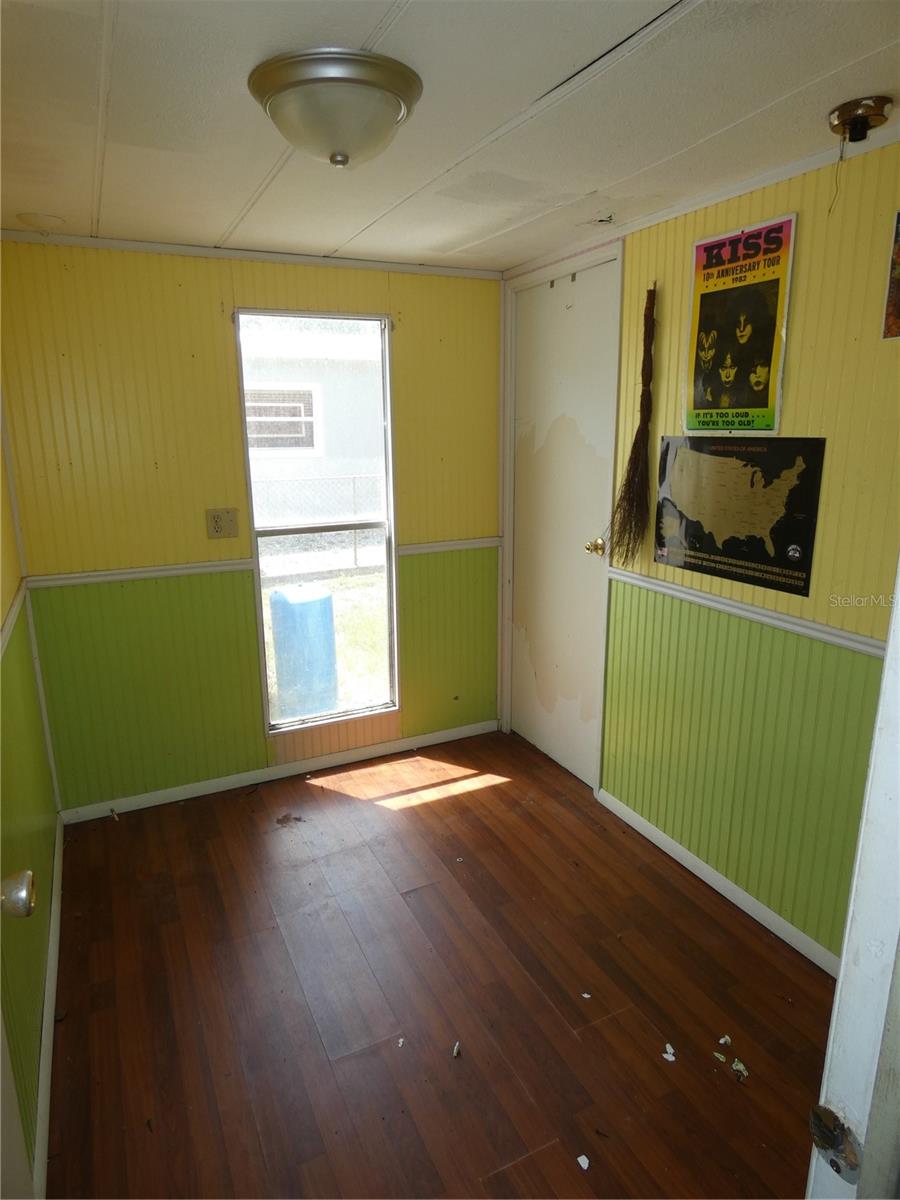 Listing photo id 14 for 9405 Loras Street