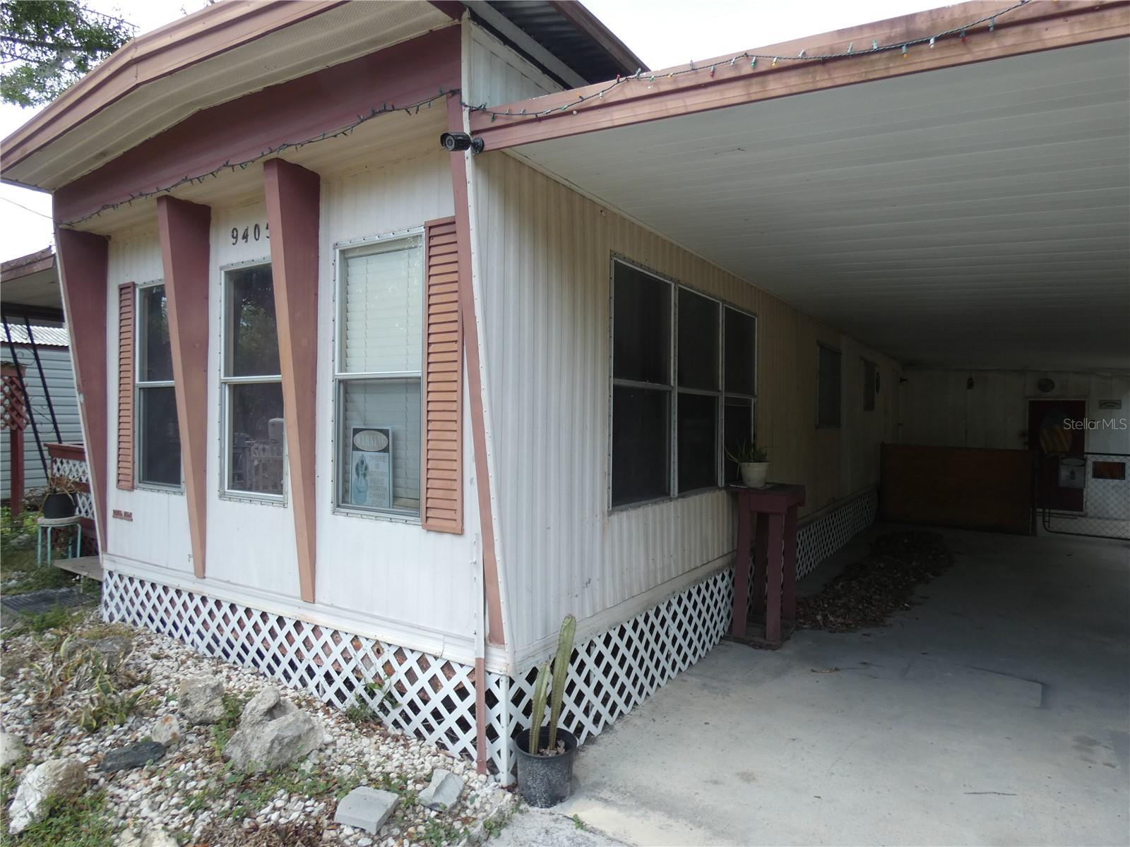 Listing photo id 1 for 9405 Loras Street