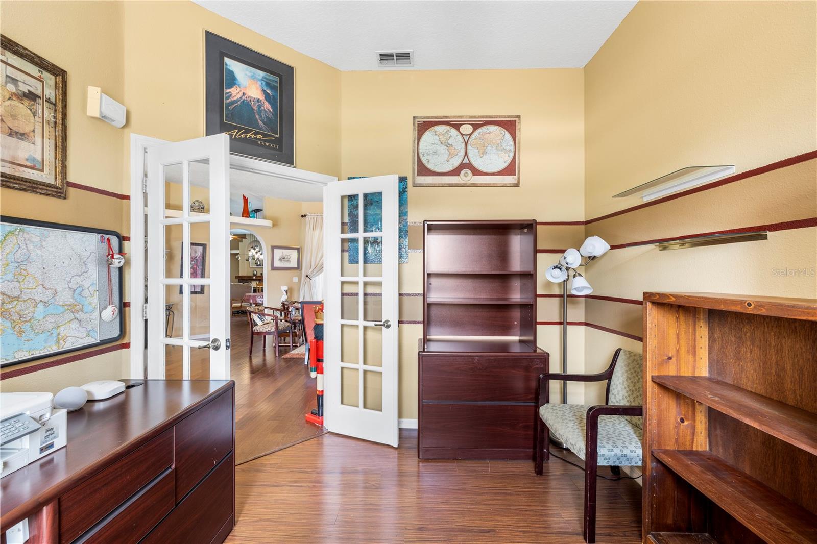 Listing photo id 9 for 3051 Waterfall Drive