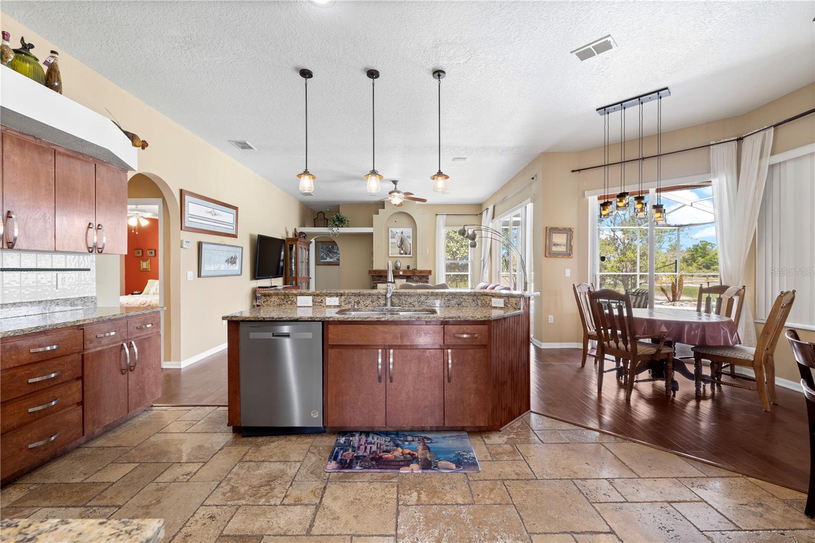 Listing photo id 10 for 3051 Waterfall Drive