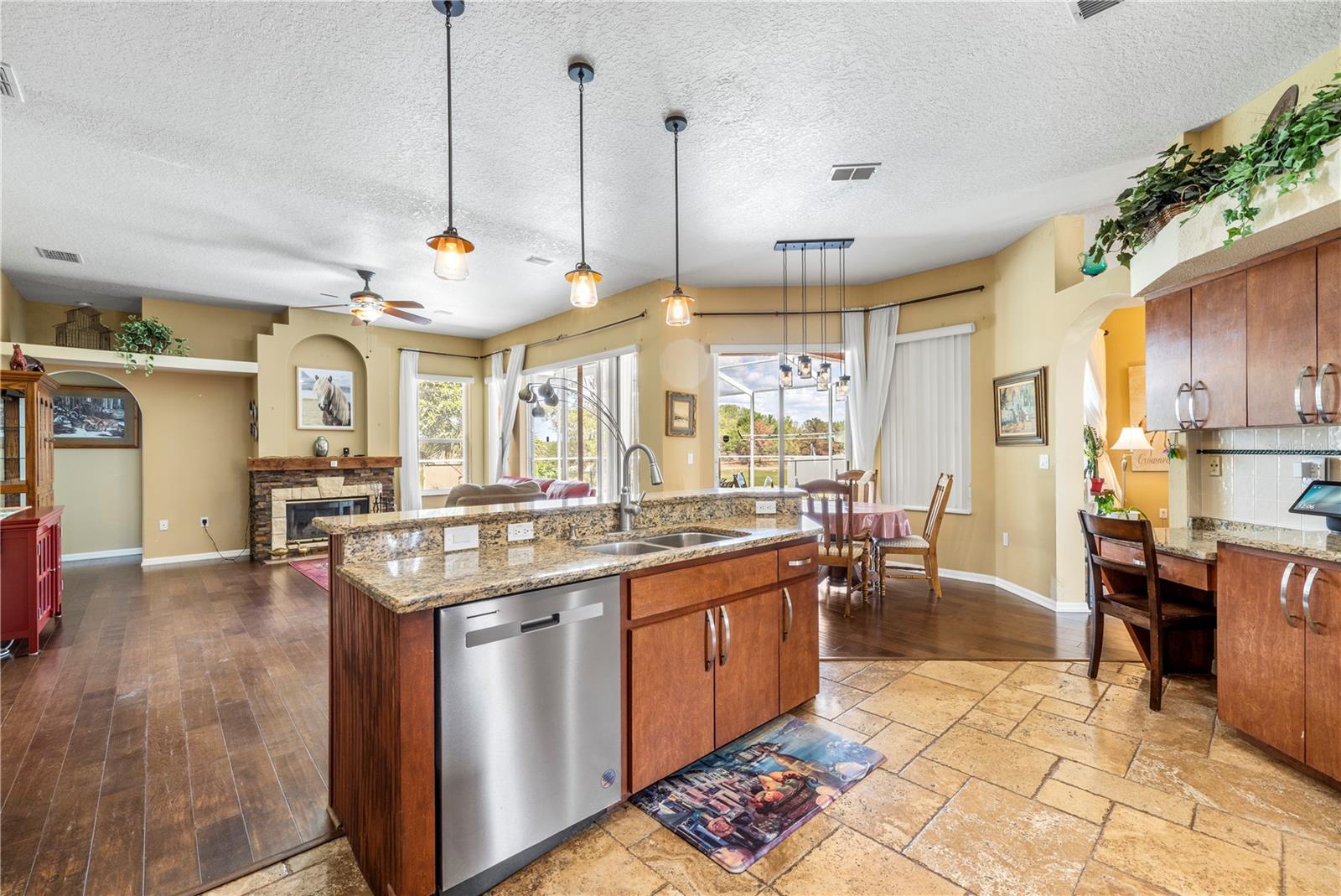 Listing photo id 11 for 3051 Waterfall Drive