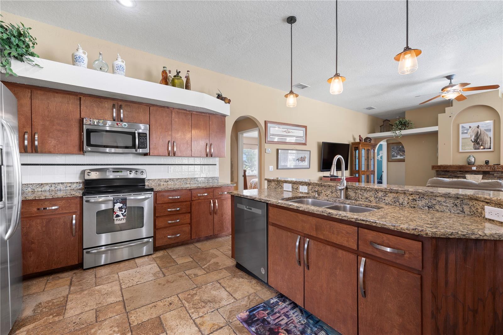 Listing photo id 12 for 3051 Waterfall Drive