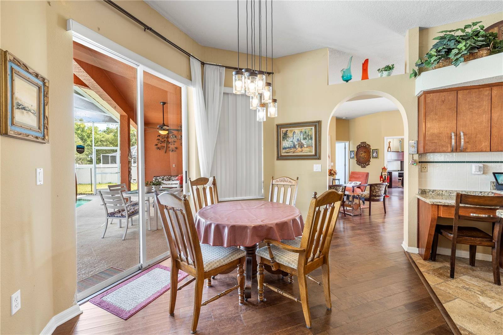 Listing photo id 13 for 3051 Waterfall Drive