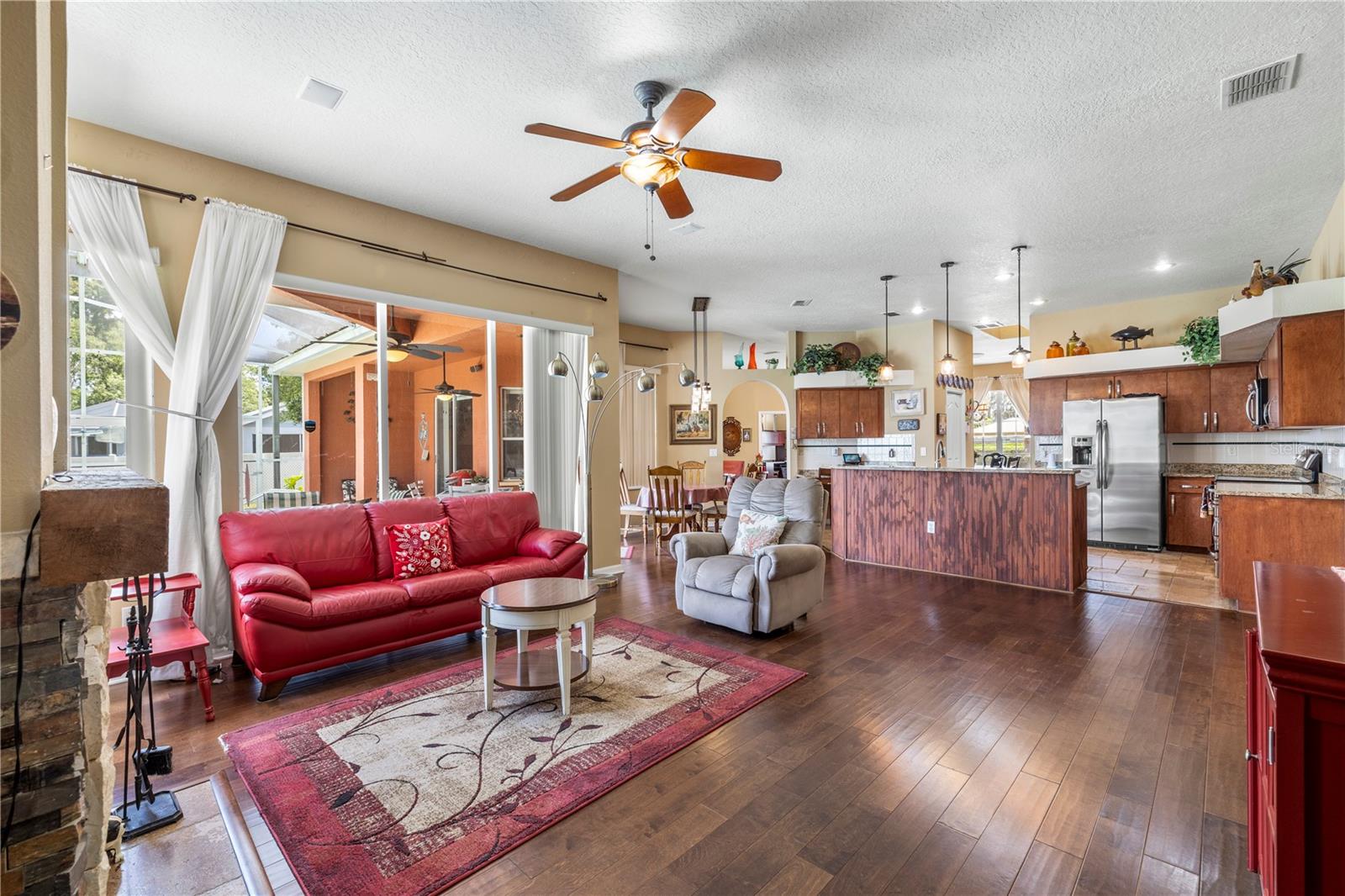 Listing photo id 14 for 3051 Waterfall Drive