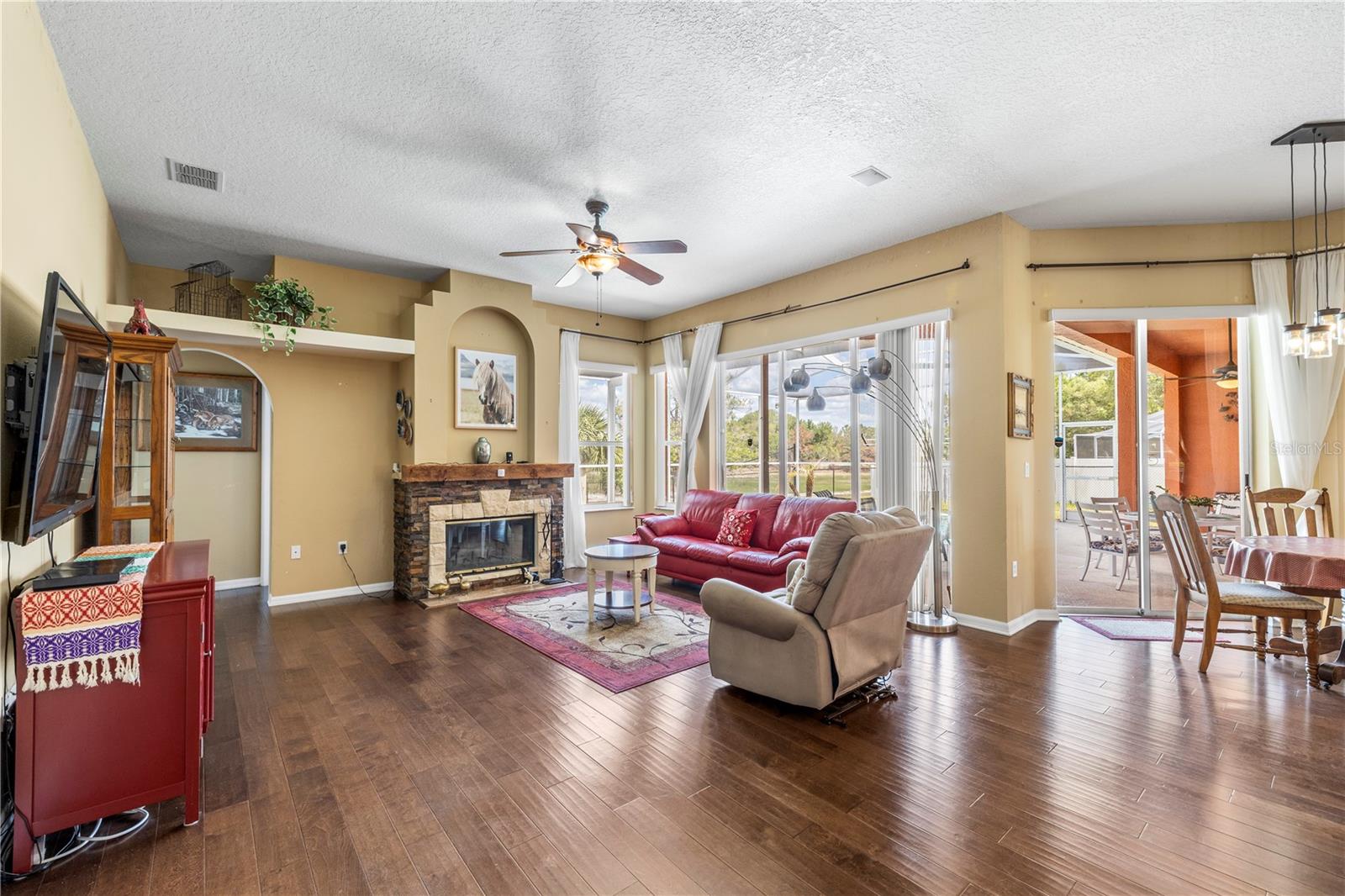 Listing photo id 15 for 3051 Waterfall Drive