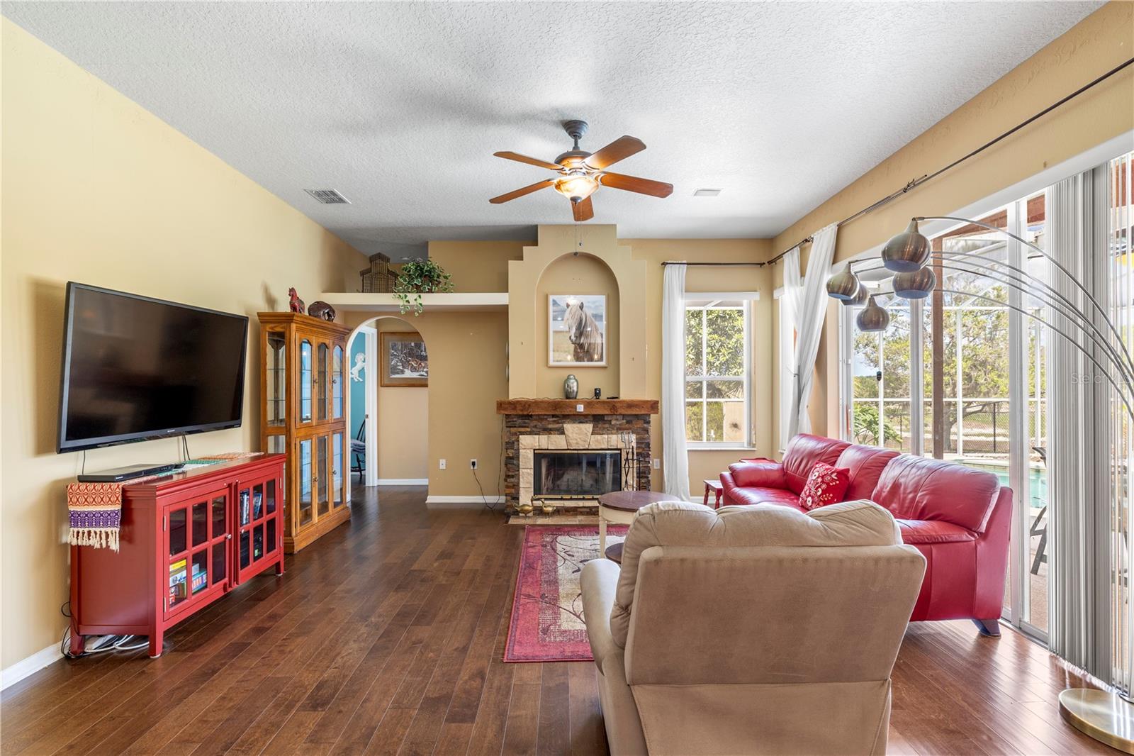 Listing photo id 16 for 3051 Waterfall Drive