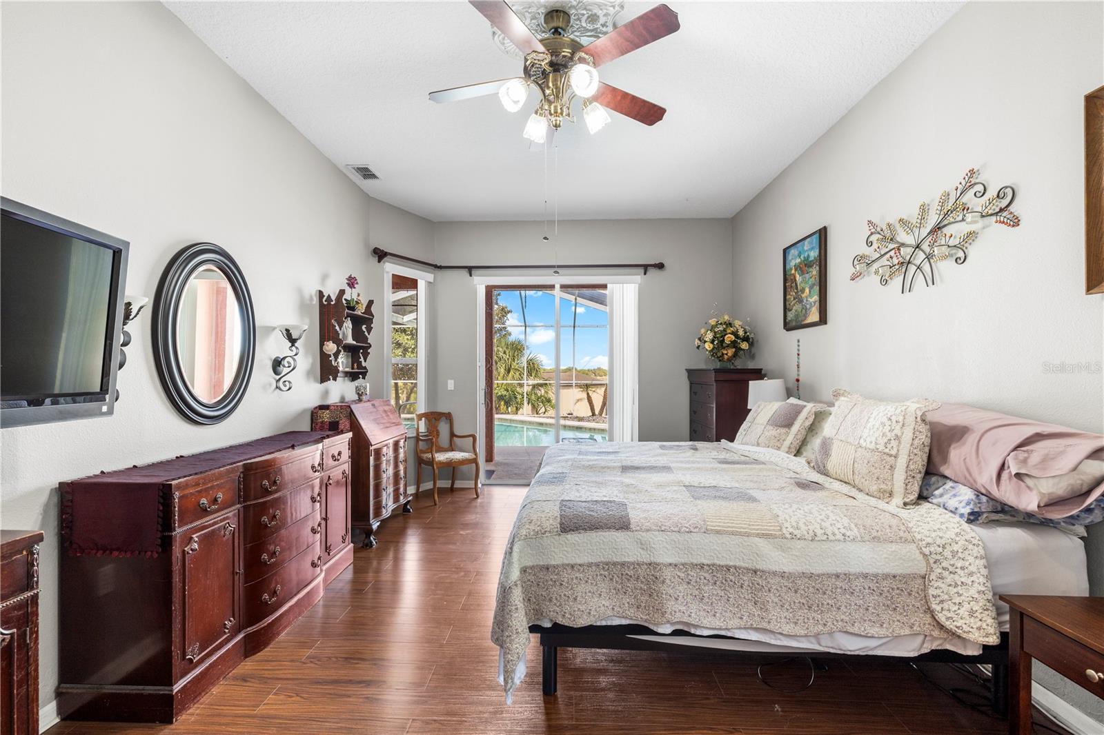 Listing photo id 17 for 3051 Waterfall Drive