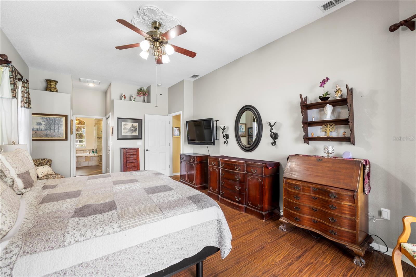 Listing photo id 18 for 3051 Waterfall Drive