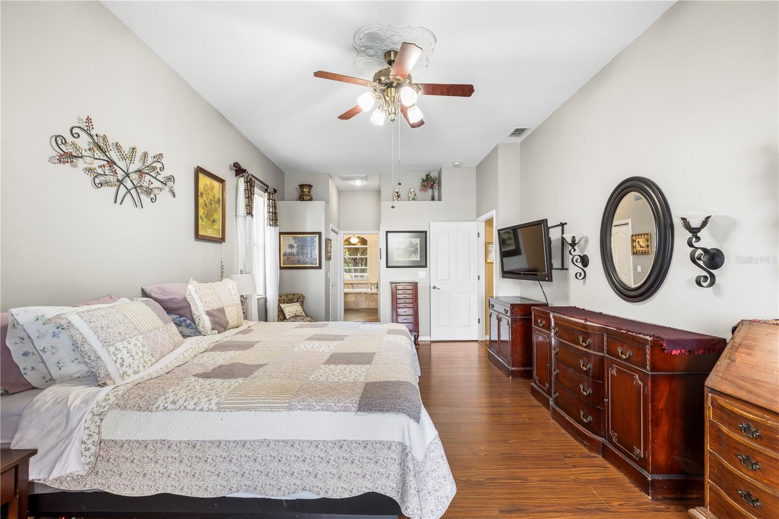 Listing photo id 19 for 3051 Waterfall Drive