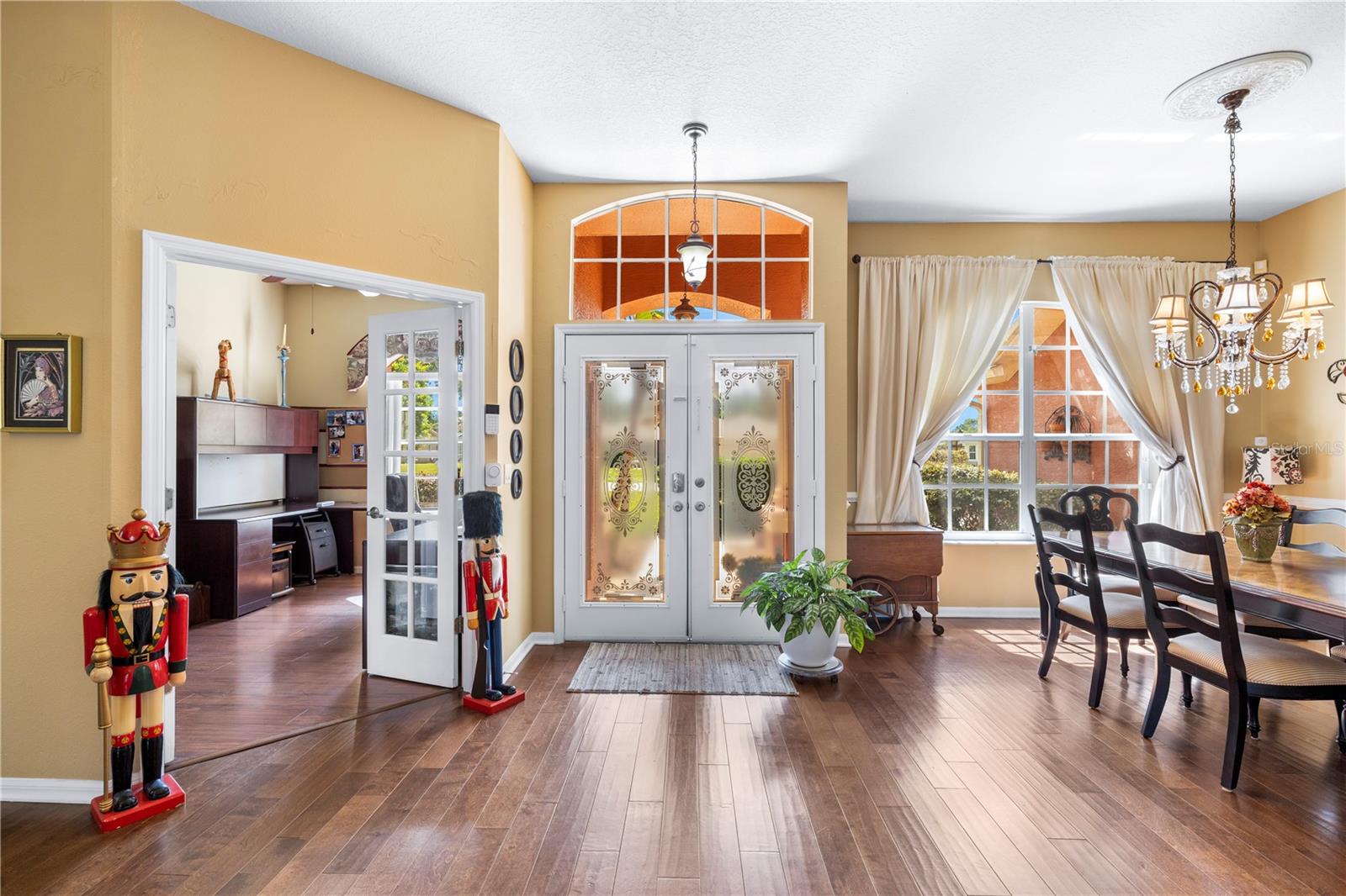 Listing photo id 2 for 3051 Waterfall Drive