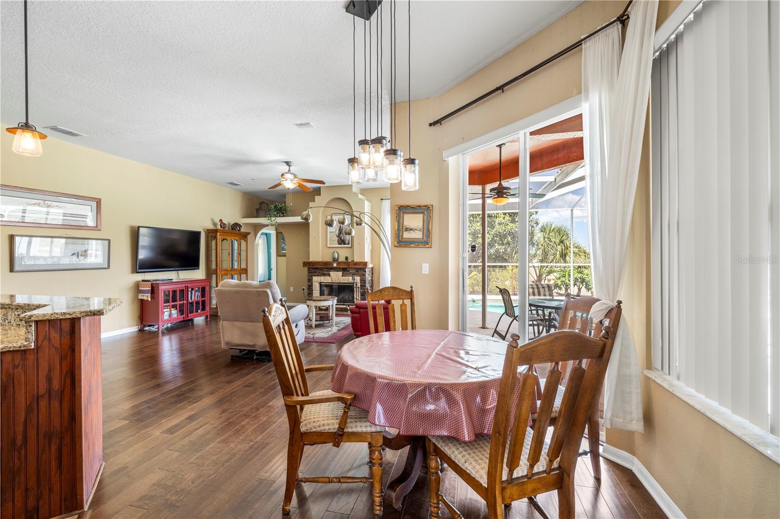 Listing photo id 61 for 3051 Waterfall Drive