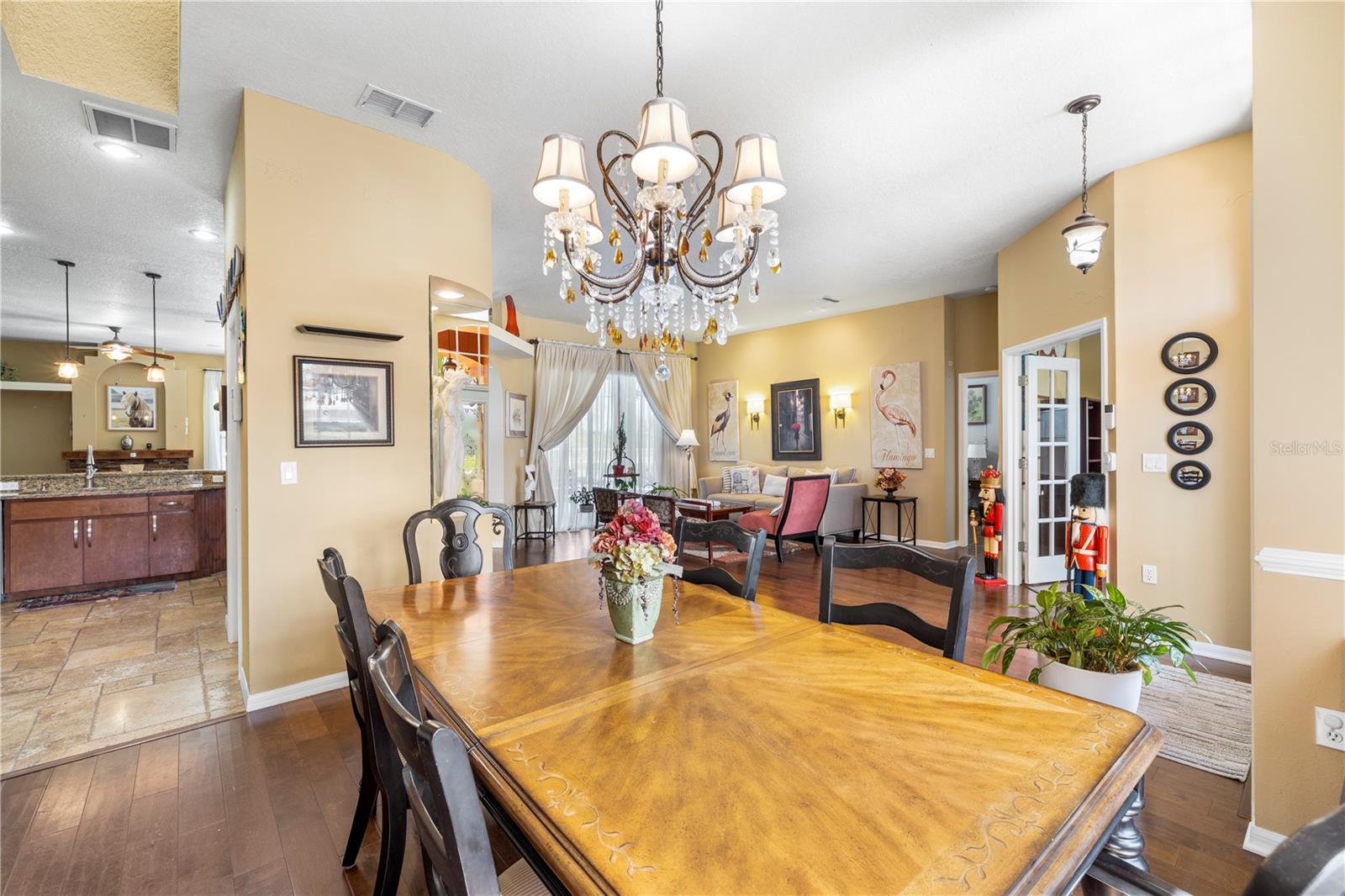 Listing photo id 6 for 3051 Waterfall Drive