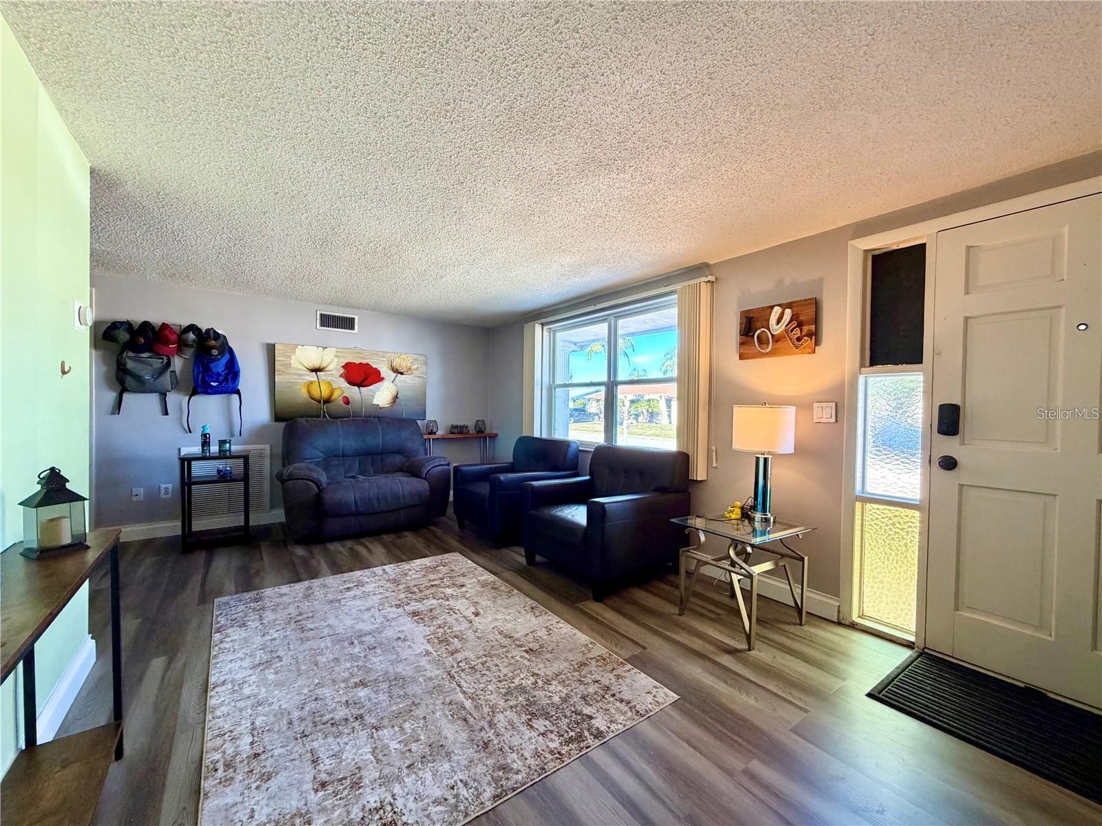 Listing photo id 2 for 3118 Elkridge Drive