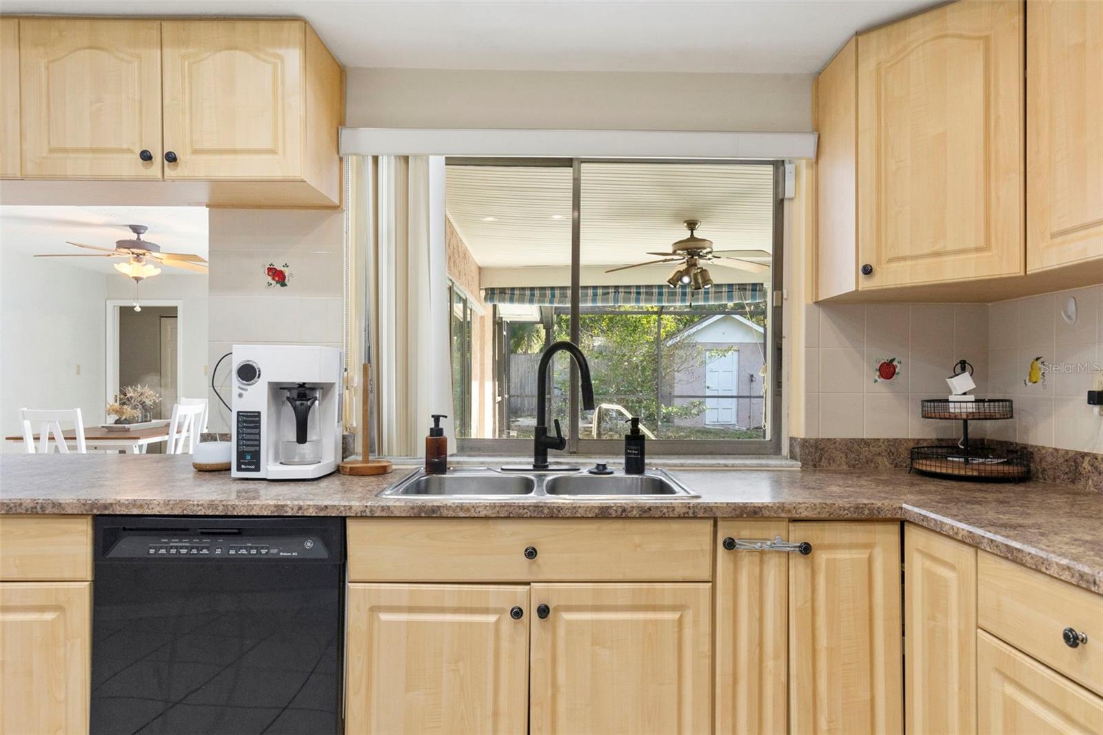 Listing photo id 14 for 8976 Lake Drive