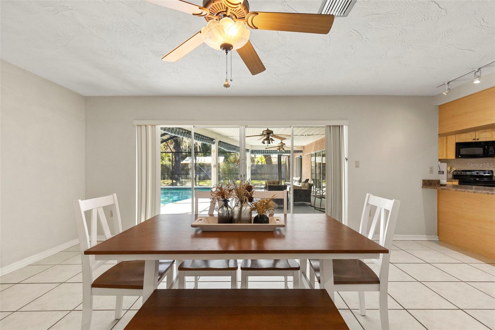 Listing photo id 15 for 8976 Lake Drive