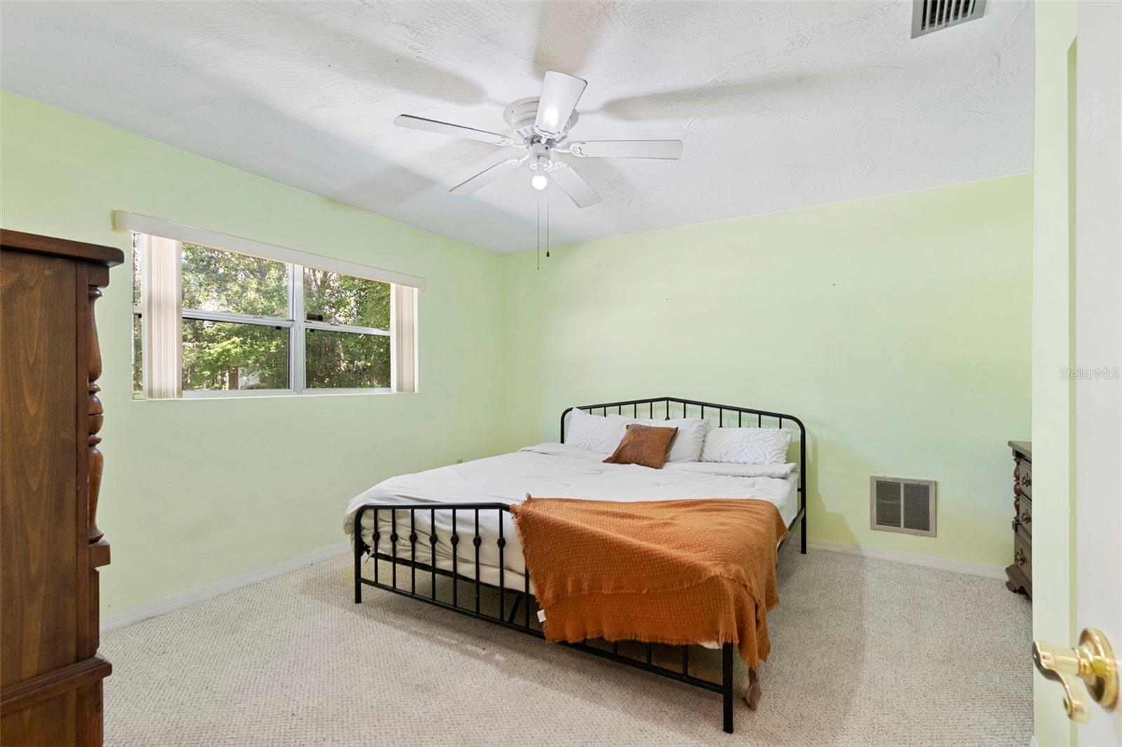 Listing photo id 18 for 8976 Lake Drive