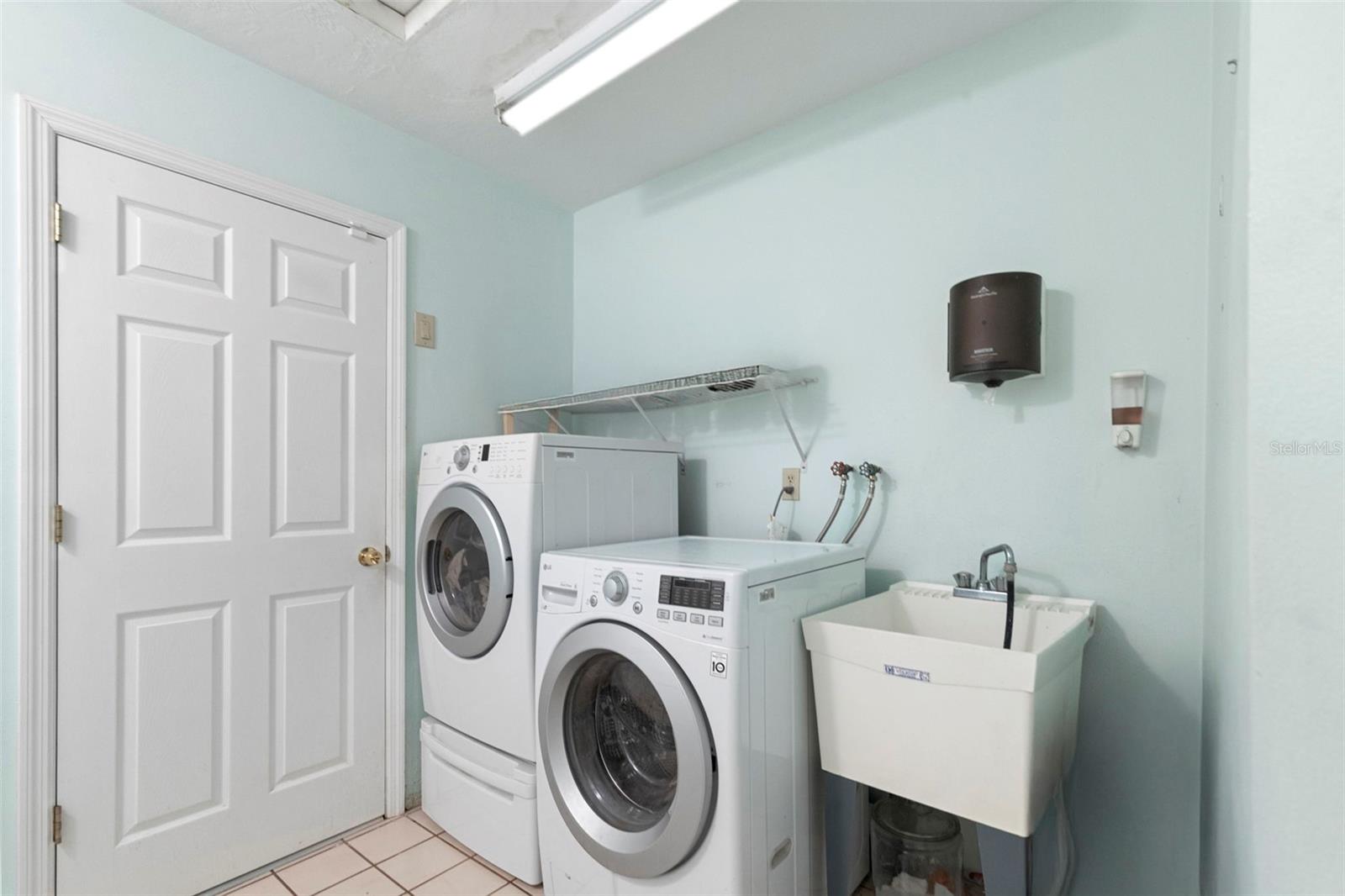 Listing photo id 23 for 8976 Lake Drive