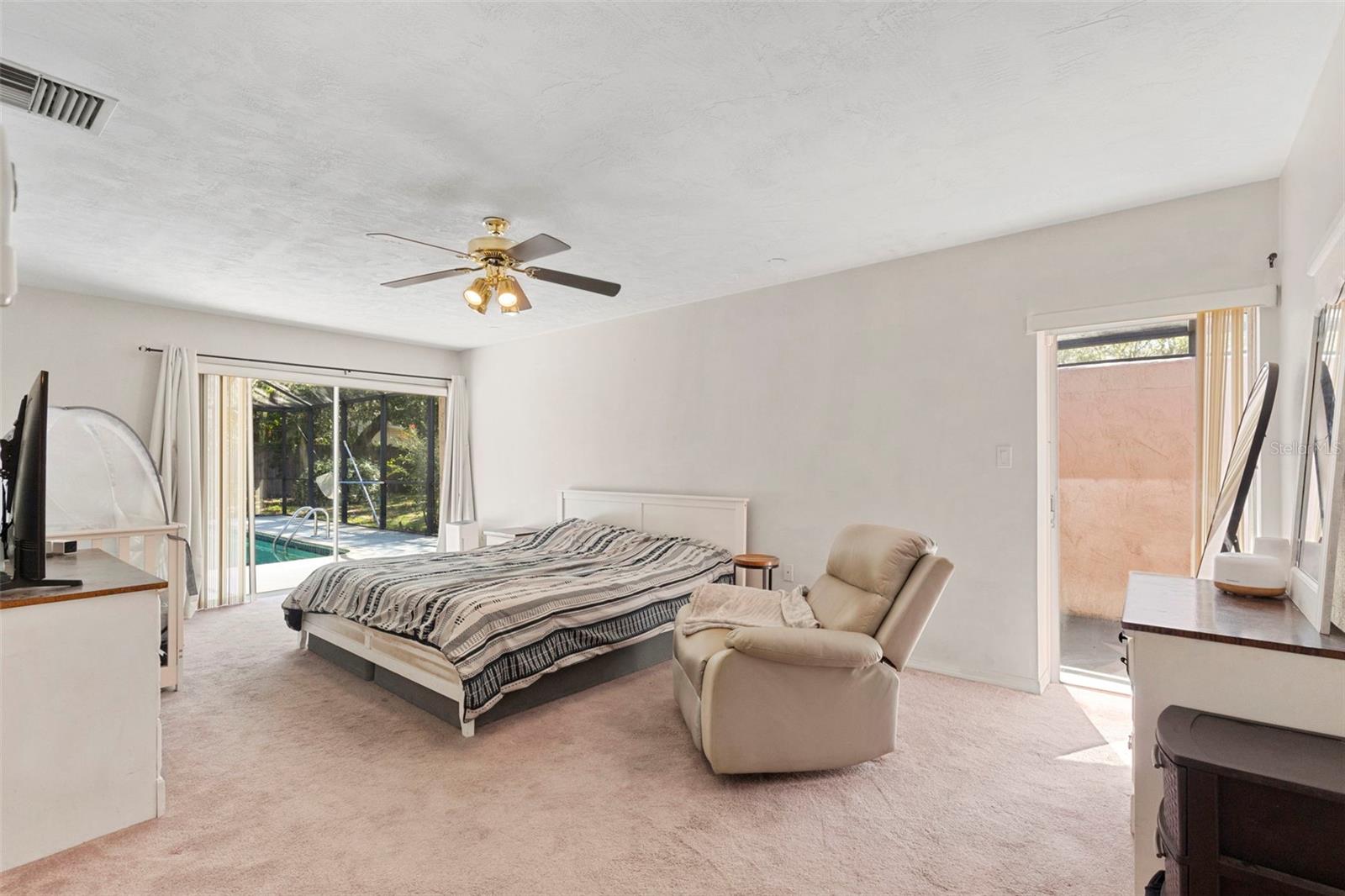 Listing photo id 7 for 8976 Lake Drive