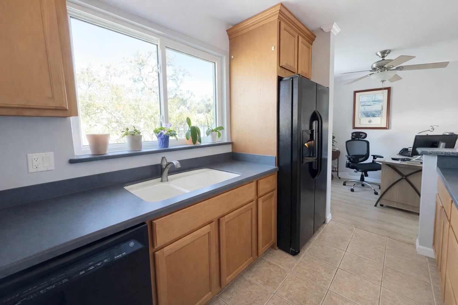 Image 7 of 20 For 1101 Victoria Drive 23