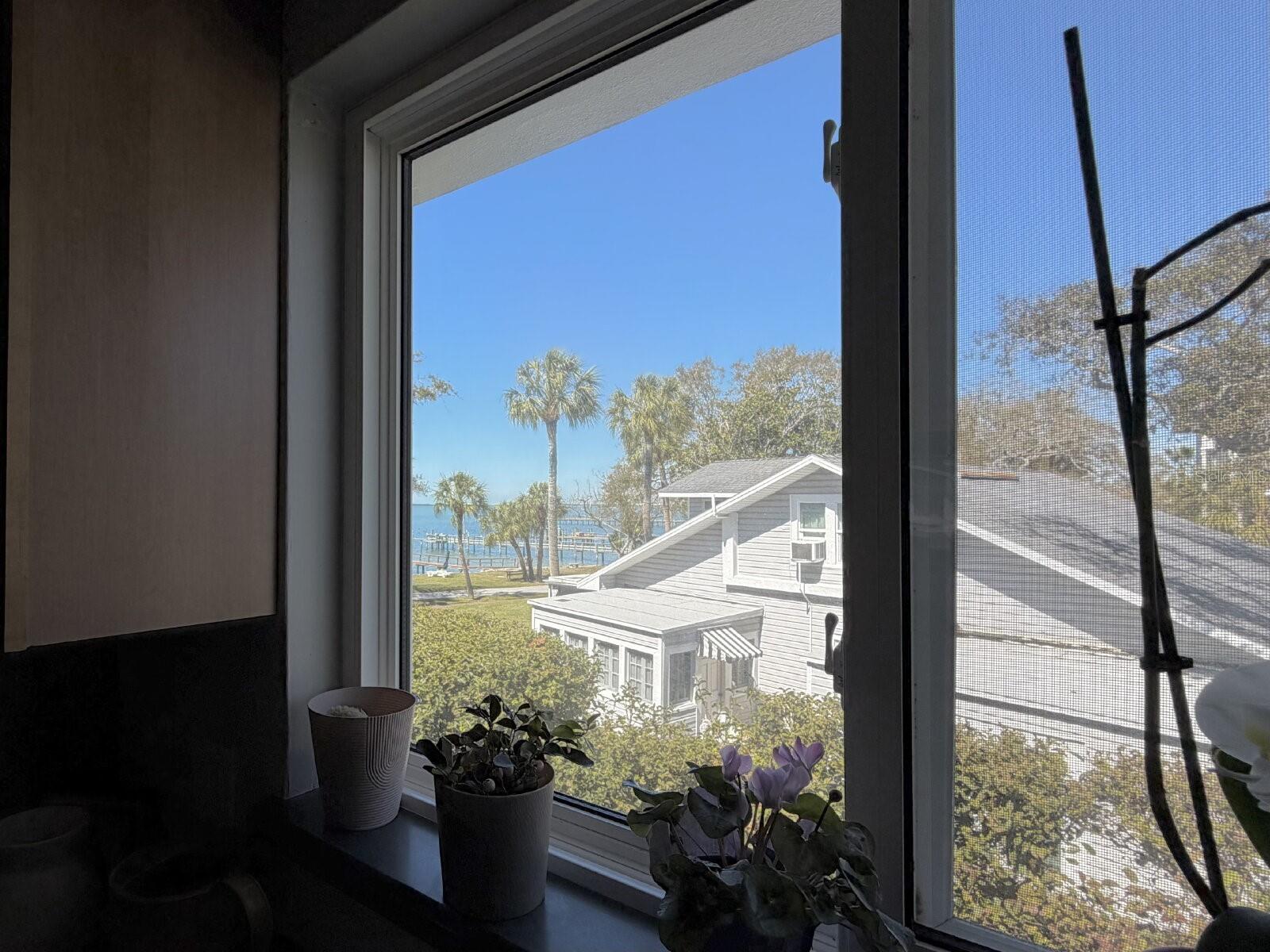 Image 8 of 20 For 1101 Victoria Drive 23