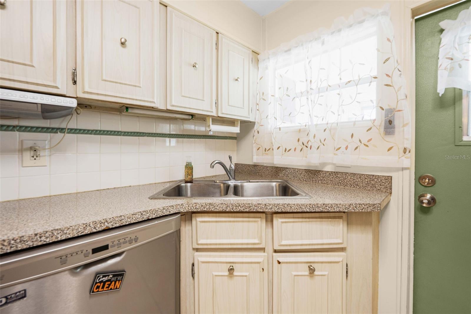 Listing photo id 11 for 12280 Fairway Avenue