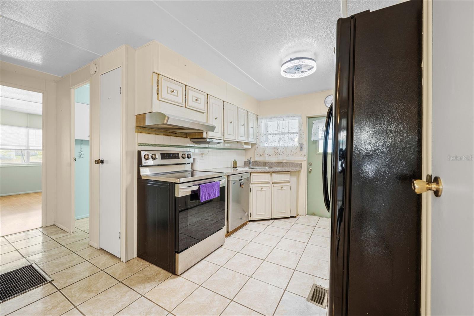 Listing photo id 12 for 12280 Fairway Avenue