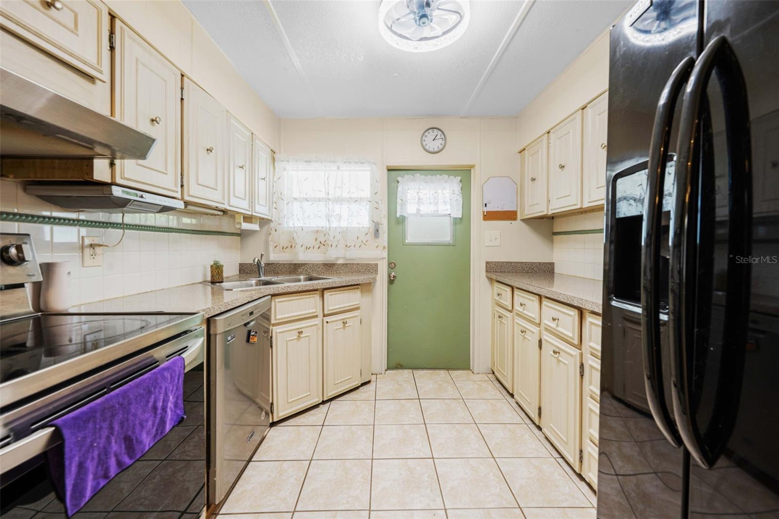 Listing photo id 2 for 12280 Fairway Avenue