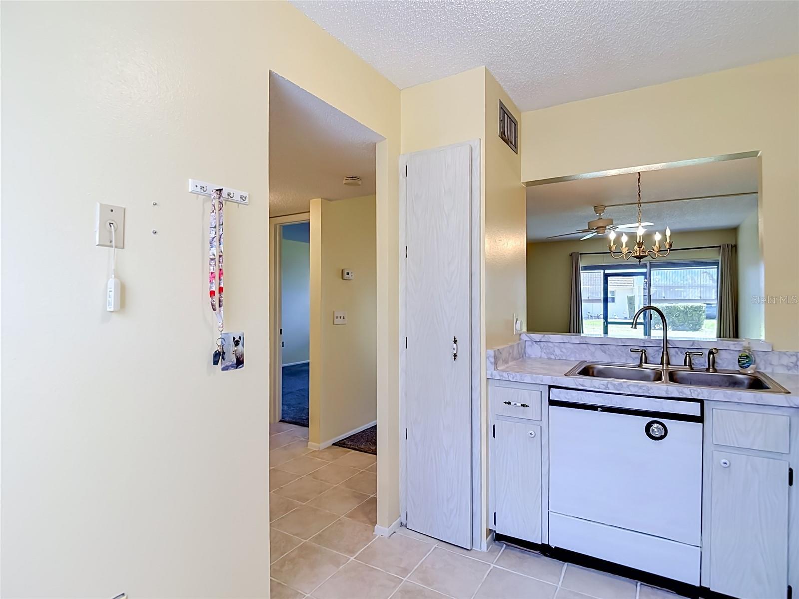 Listing photo id 10 for 11132 Pembridge Court 6