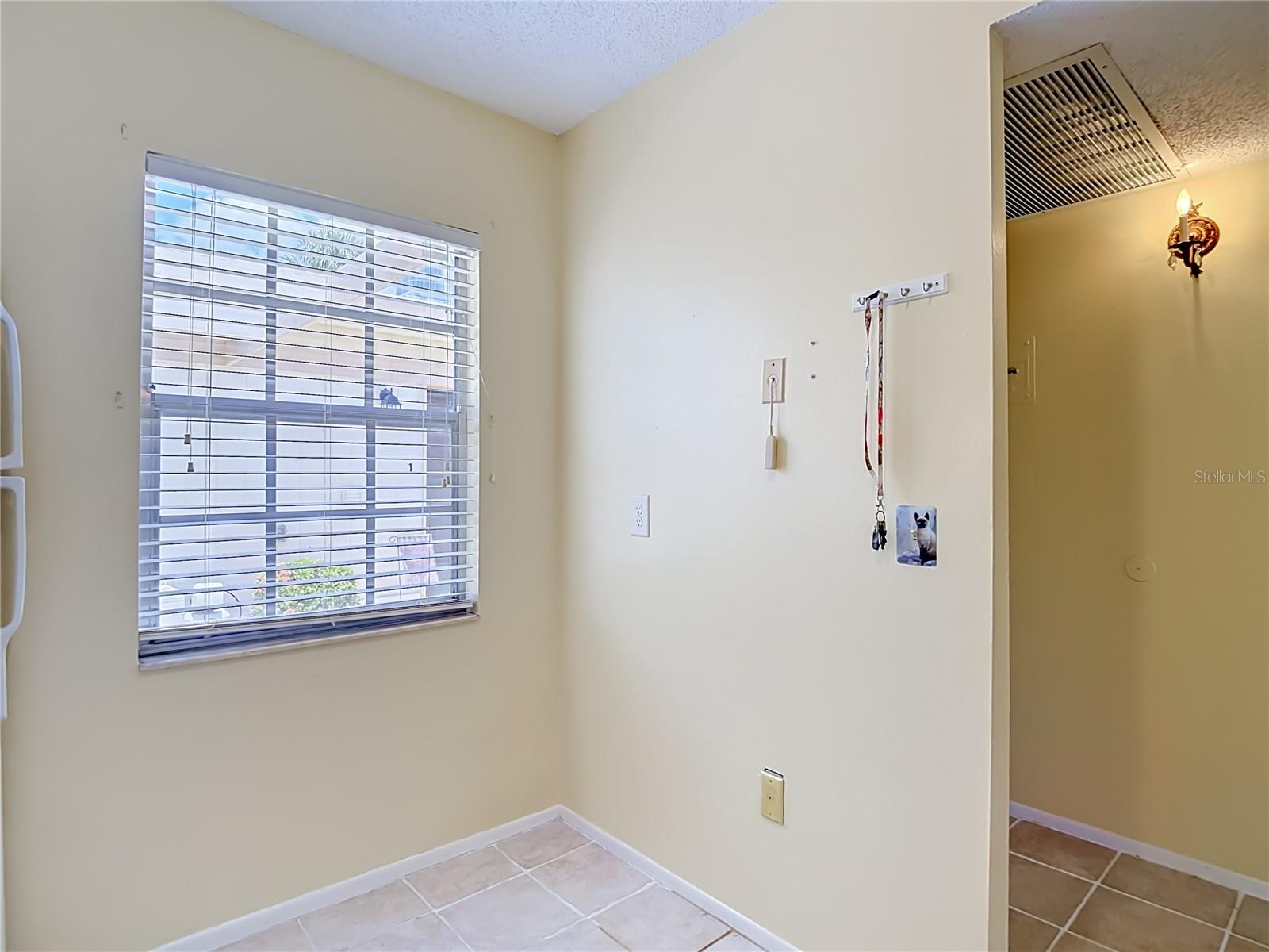 Listing photo id 11 for 11132 Pembridge Court 6