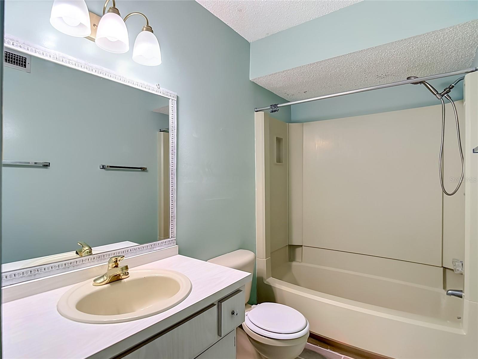 Listing photo id 25 for 11132 Pembridge Court 6