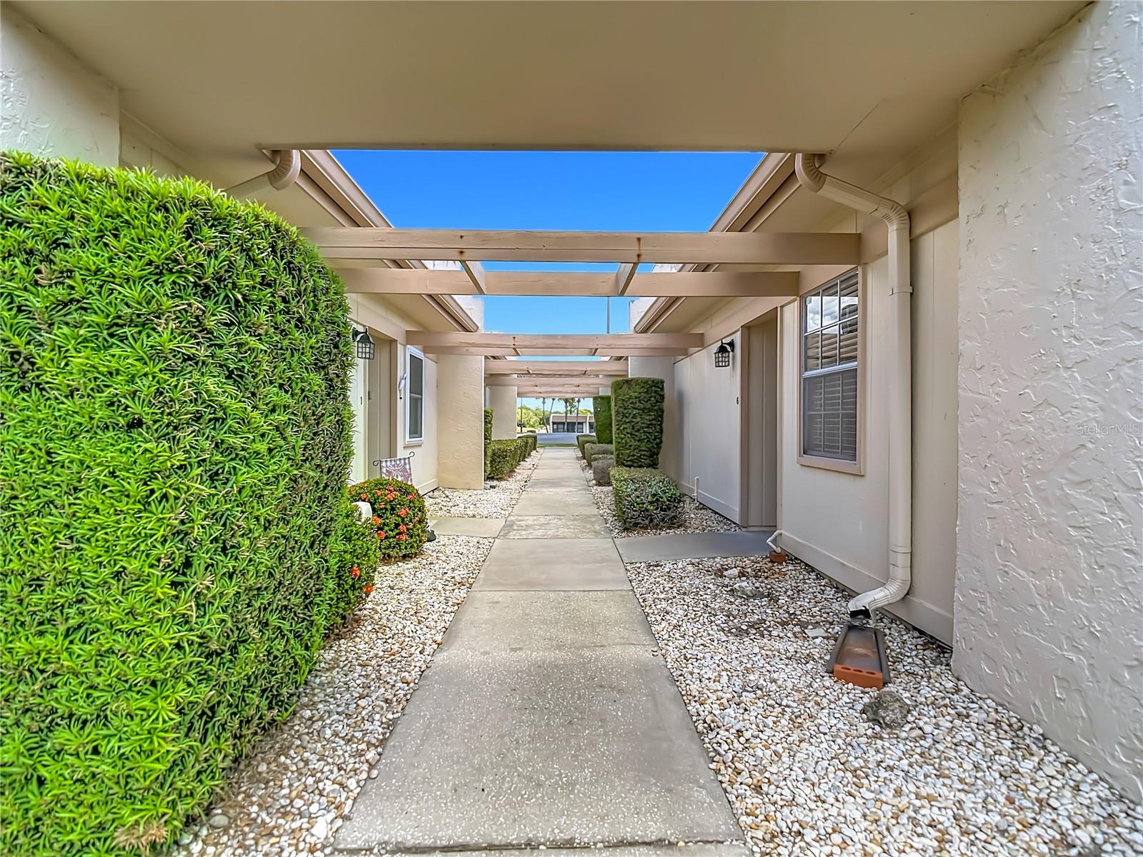 Listing photo id 1 for 11132 Pembridge Court 6