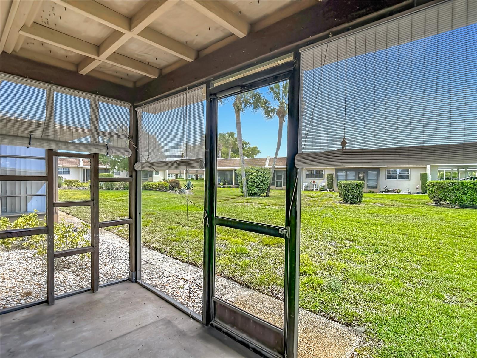 Listing photo id 33 for 11132 Pembridge Court 6